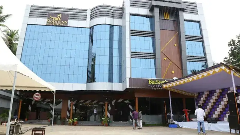 Le Moshe Inn Hotel